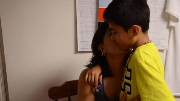 Silvia abraza a su hijo,  al  que pudo traer de un centro de menores en Florida.