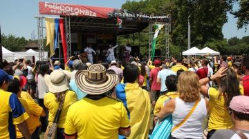 Decenas de colombianos se reunieron en el museo de Queens el fin de semana pasado para celebrar el día de la independencia.