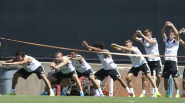 jugadores del Real Madrid participan en un entrenamiento del equipo en la Universidad de California en Los Ángeles.