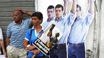 Manifestantes muestran su apoyo en las afueras del palacio de justicia a Leopoldo López, quien permanece detenido por el gobierno de Nicolás Maduro.