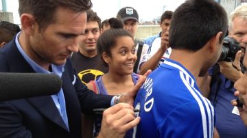 Frank Lampard firma autógrafos a los niños.