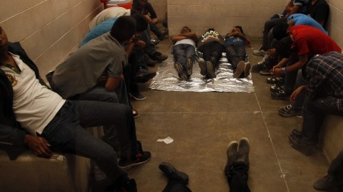 Inmigrantes que han cruzado ilegalmente la frontera, esperan ser procesados dentro de una estación de la Patrulla Fronteriza de McAllen.