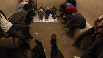 Inmigrantes que han cruzado ilegalmente la frontera, esperan ser procesados dentro de una estación de la Patrulla Fronteriza de McAllen.