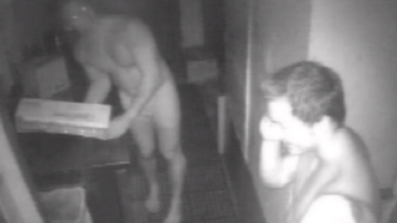 El video de seguridad delató a los tres delincuentes robando mercancía al desnudo.