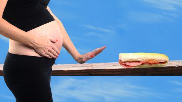 Cuídate de la listeria: no consumas alimentos crudos o poco cocidos, especialmente si estás embarazada.