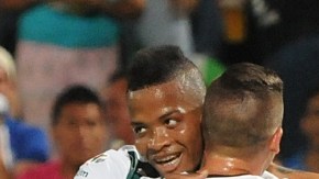 Rentería  y Cejas  celebran el gol de Santos