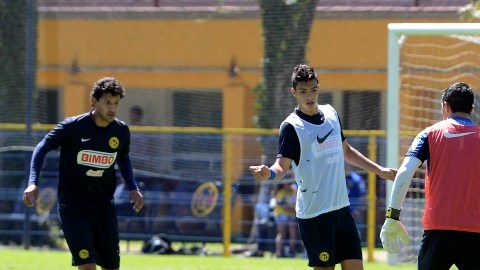 Raúl Jiménez (centro) toca el balón en la practica de ayer de las Águilas del América.