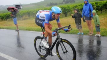 Ramunas Navardauskas en camino a vencer en la decimonovena etapa del Tour de Francia.
