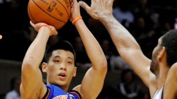 Jeremy Lin (izq.) es nuevo jugador de Lakers.