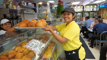 La antigua panadería Uruguaya ha dado paso a Delicias Ambateñas, nombre proveniente de la ciudad de Ambato en Ecuador.