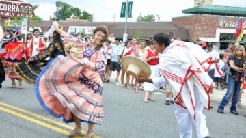 Dos personas bailan una danza típica durante el desfile peruano de Nueva Jersey.