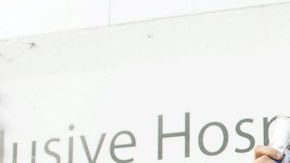 Ricciardo es levantado en hombros por integrantes de su equipo.