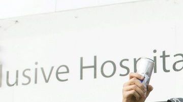 Ricciardo es levantado en hombros por integrantes de su equipo.