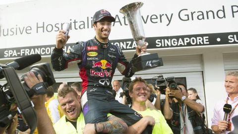 Ricciardo es levantado en hombros por integrantes de su equipo.