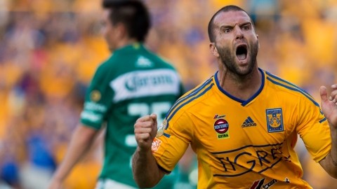 Emanuel Villa celebra el 3-1 de los Tigres frente a León, ayer en el Estadio Universitario.