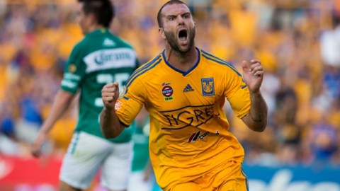 Emanuel Villa celebra el 3-1 de los Tigres frente a León, ayer en el Estadio Universitario.
