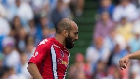Cuauhtémoc Blanco (der.) conduce el balón ante la custodia de  Jehu Chiapas, del Veracruz.