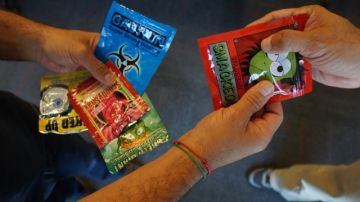 Los sobres que supuestamente contienen marihuana sintética, apuntan al consumo juvenil.