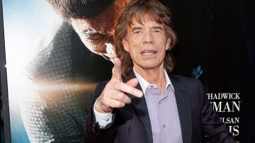 Mick Jagger frente al cartel de la película Get on Up.
