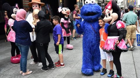 Los personajes disfrazados aseguran que trabajan honradamente como cualquier persona.