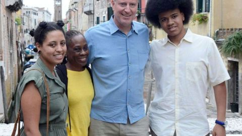 Bill de Blasio, su esposa Chirlane y su hijo Dante, ya viven en la Mansión Gracie. Su hija Chiara atiende la universidad en California.