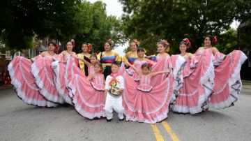 La belleza de la mujer colombiana con los bailes y los trajes típicos durante el  desfile en Queens.
