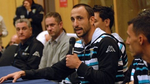 Manu Ginóbili habla en rueda de prensa del viernes en la que pedían cambios en el organismo rector del basquetbol.