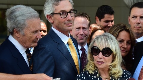 Shelly Sterling, con sus dos pulgares  arriba, habla con los reporteros afuera de la Corte.