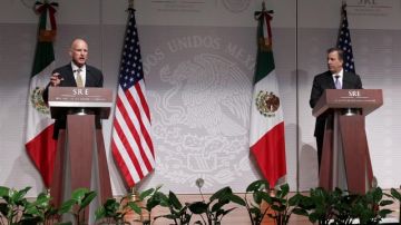 El gobernador de California, Jerry Brown (izq.), junto al canciller José Antonio Meade.