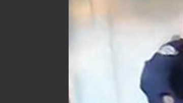 Imagen tomada del video que muestra cuando el policía usa la llave de estrangulamiento para arrestar a Rosan Miller, quien tiene siete meses de embarazo.