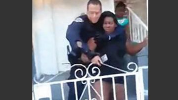 Imagen tomada del video que muestra cuando el policía usa la llave de estrangulamiento para arrestar a Rosan Miller, quien tiene siete meses de embarazo.