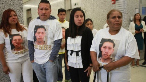 La familia de Abel Xochimitl, incluyendo a su mamá Sofía Cuetlach (der.), se reunió en la corte.