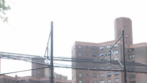 La cantidad de personas que viven en projects en Nueva York, como Baruch Houses y James Weldon Johnson, es equivalente a la población de ciudades enteras, como Cleveland.