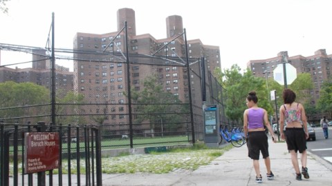 La cantidad de personas que viven en projects en Nueva York, como Baruch Houses y James Weldon Johnson, es equivalente a la población de ciudades enteras, como Cleveland.