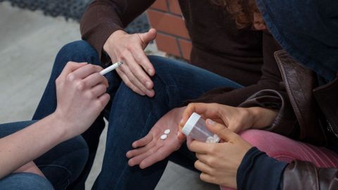 Algunos jóvenes comparten medicinas que les han recetado, o que en encuentran en el botiquín de sus padres, sin reparar en sus efectos colaterales.