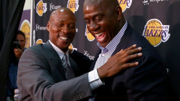 Byron Scott  (izq.)  es felicitado por Ervin 'Magic' Johnson durante su presentación  como nuevo entrenador de Lakers, ayer en Los Angeles.