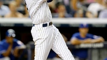 Derek Jeter  'celebró un nuevo récord en su gran carrera en los Yankees,  con una derrota ante los Rangers.