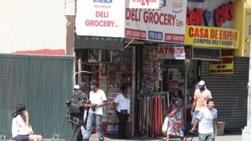 Todavía se pueden encontrar sobres con marihuana sintética en bodegas del East Harlem (El Barrio) y otros vecindarios con gran población hispana.