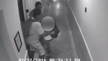 Los sospechosos sacaron a la mujer del elevador para luego atacarla en el pasillo del edificio.