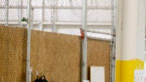 Niños migrantes aguardan para ser examinados por médicos en un centro de procesamiento habilitado en Nogales, Arizona.