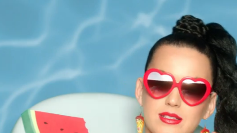 A Katy le encanta vestir con modelitos muy llamativos y los colores siempre están presentes.