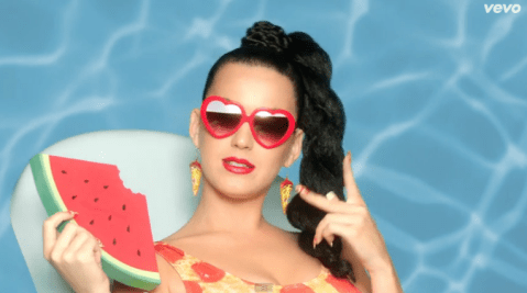 A Katy le encanta vestir con modelitos muy llamativos y los colores siempre están presentes.