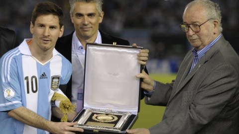 Julio Grondona (der.) entregándole a Lionel Messi el premio al Mejor Jugador del Mundo en el 2013.