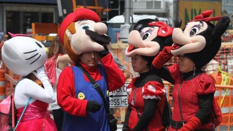 La mayoría de las personas que trabajan como personajes disfrazados en Times Square son hispanos, muchos de ellos inmigrantes indocumentados.
