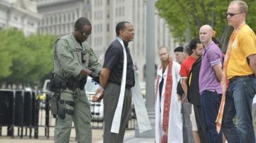 Activistas y líderes religiosos son detenidos frente a la Casa Blanca durante una protesta contra las deportaciones.