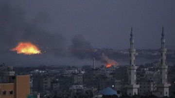Humo y fuego durante un bombardeo de la artillería israelí sobre el mercado público del barrio Shayaía, en la ciudad de Gaza.