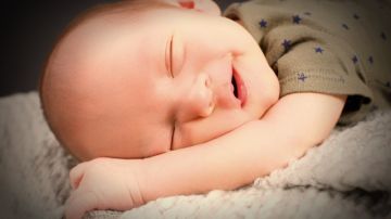 Dormir bien es sumamente importante para el desarrollo saludable de los pequeños.