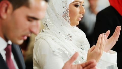 Para que la relación funcione muchas parejas llegan a compromisos, como tener dos ceremonias, una para cada religión.