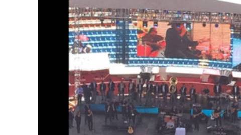 A Joan Sebastian le subió la presión por el calor que hacía en el lugar.