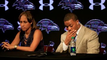 El corredor de los Ravens de Baltimore, Ray Rice, en una conferencia de prensa previa que ofreció al lado de su esposa.